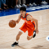 NBA 篮球比赛现场球员进攻画面