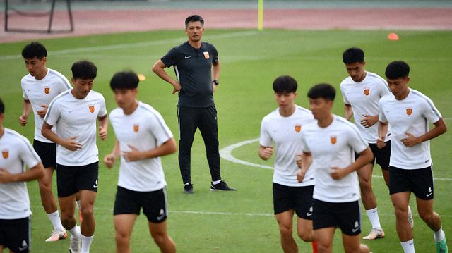 球队在训练场进行战术演练，教练组观察球员跑位