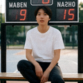 篮球比赛计分板前的观赛场景
